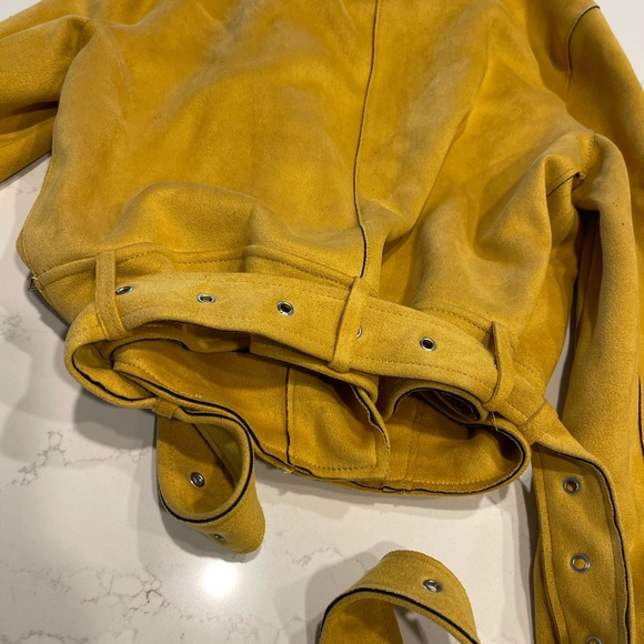 Mustard color jacket that is hip. Designed by Zara Basic Outerwear size small. - Picture 7 of 9